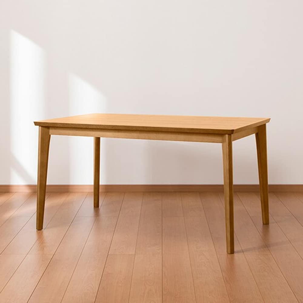 【ニトリ】　ダイニングテーブル　ＤＴ　ロレイン５　１３５　ＬＢＲ　ライトブラウン:ナチュラルな雰囲気を高める鮮やかな木目のダイニングテーブル