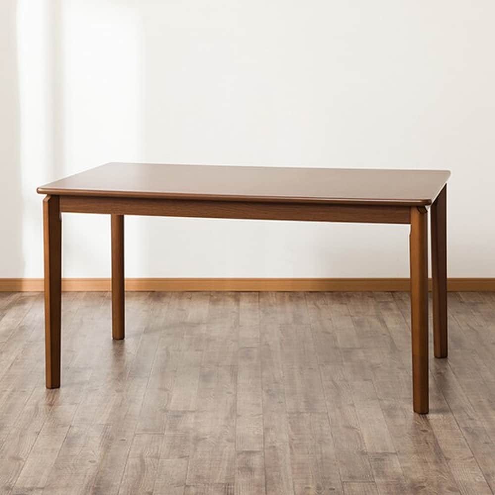 135cm幅のテーブルは、使い勝手のよいファミリーサイズです。