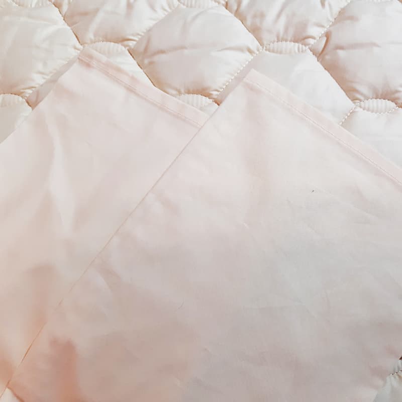 シモンズ【寝装品3点セット】クイーン　ベーシック３４.５ｃｍ厚　ＬＡ１００３　アイボリ／アイボリ:※ベッドパッド１枚、ボックスシーツ２枚の３点パックです。