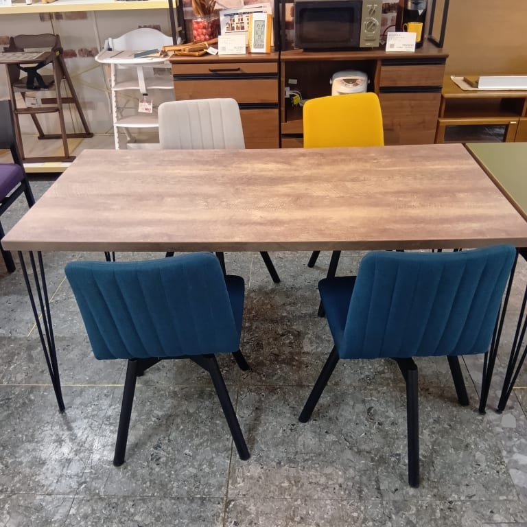 【大宮本店　関東一部地域限定　展示特価品】　ダイニング5点セット+カバー1点付き　DT　R/DAYS　150　脚スチール/DC　ノマ　回転/チェアカバー1点付き