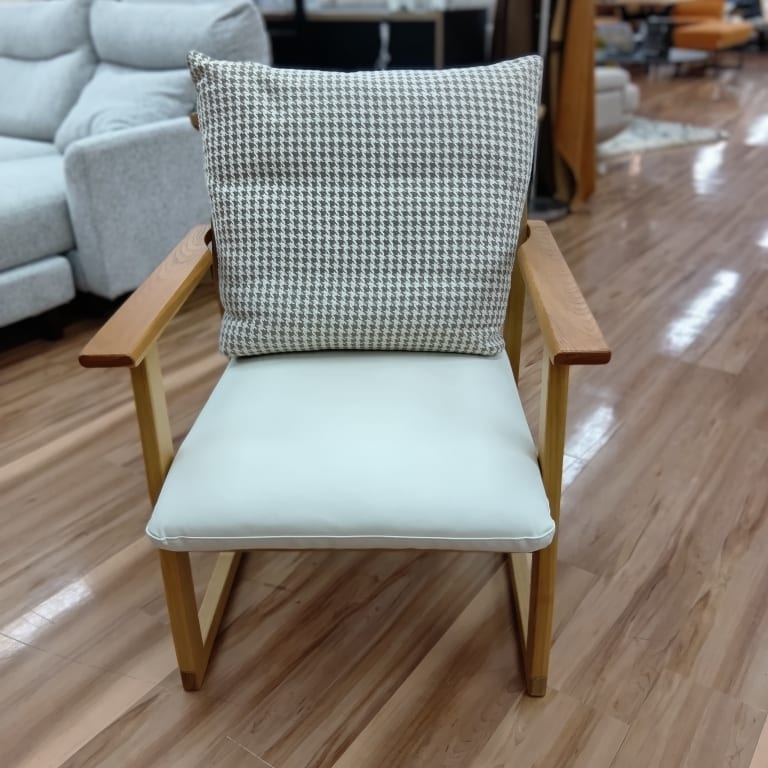 【茅ヶ崎店　関東一部地域限定　展示特価品】　LDチェアー（肘付）　ラシック　KCOO5-1W布B／ソフトレザー
