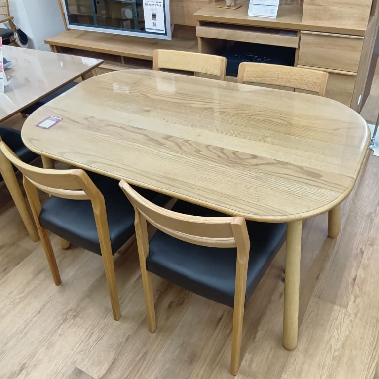 【新座店 関東一部地域限定 展示特価品】 ダイニング5点セット(チェアカバー、テーブルマット付) W/Oセレクト135楕円 GAチェア NR W/Oセレクト GAチェア NR W/Oセレクト GAチェア用カバー PSマット 変形 80*135