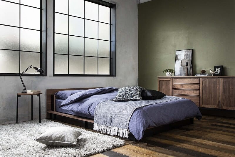 ローベッドで空間を最大化した寝室