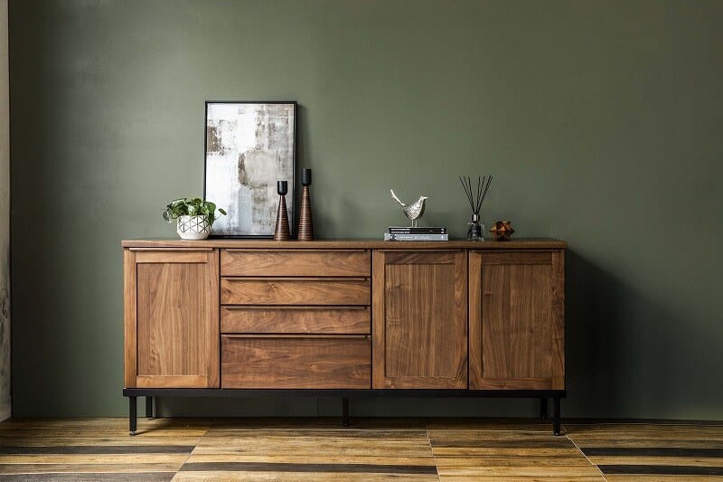 ローベッドで空間を最大化した寝室