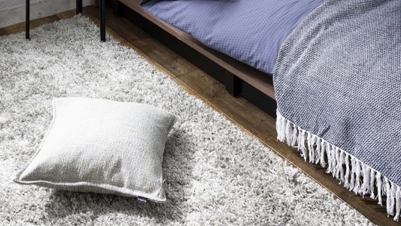 ローベッドで空間を最大化した寝室